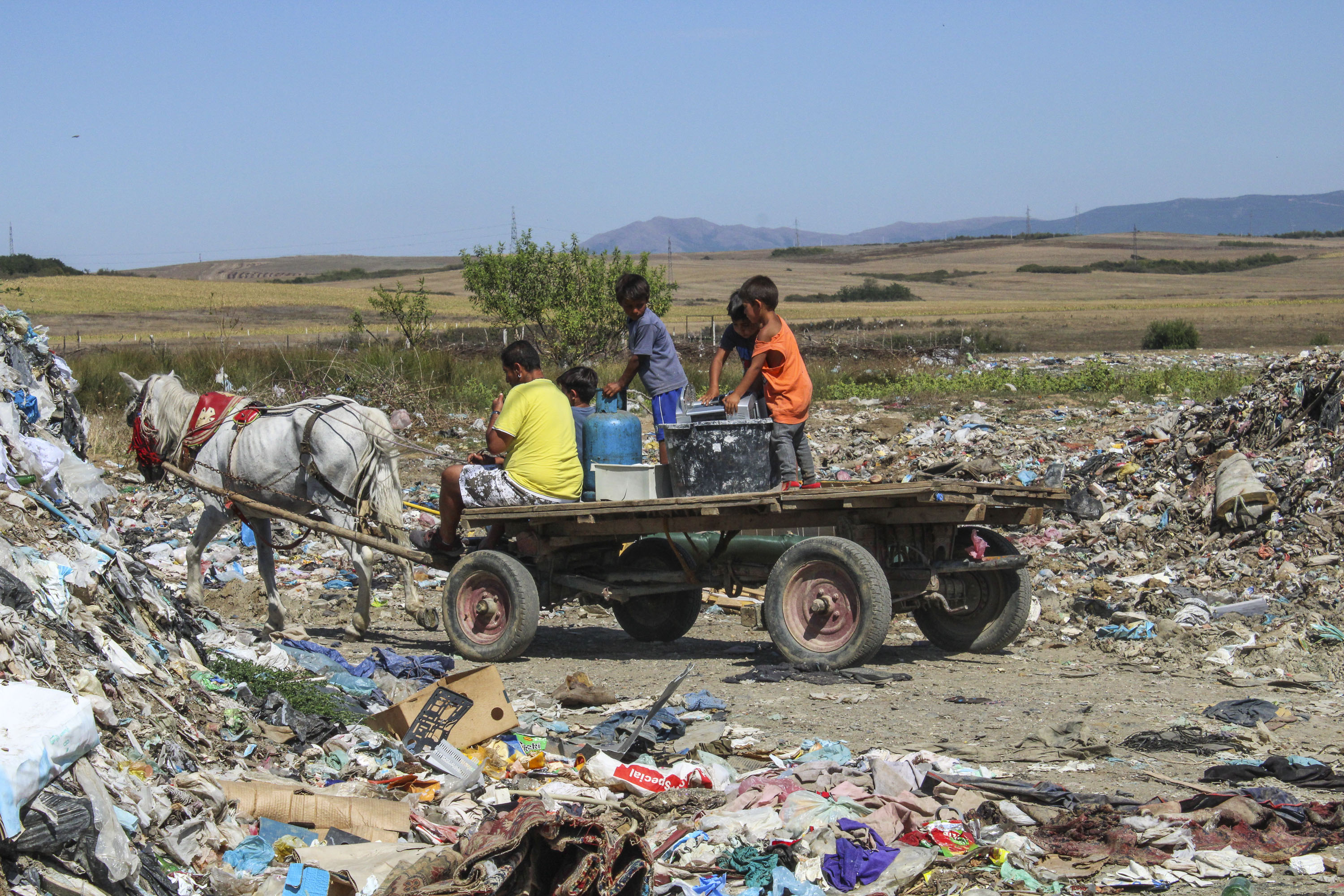 Ceste koje se protežu sve do kuća u naselju Ali Ibra (bivša Kolonija).