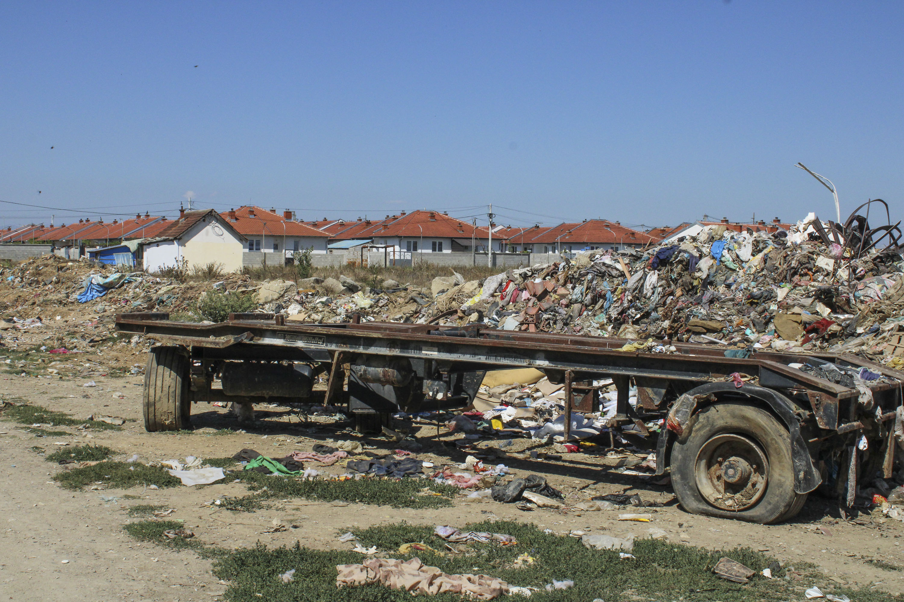 Napušteni kamion pored kuća u naselju Ali Ibra (bivša Kolonija).