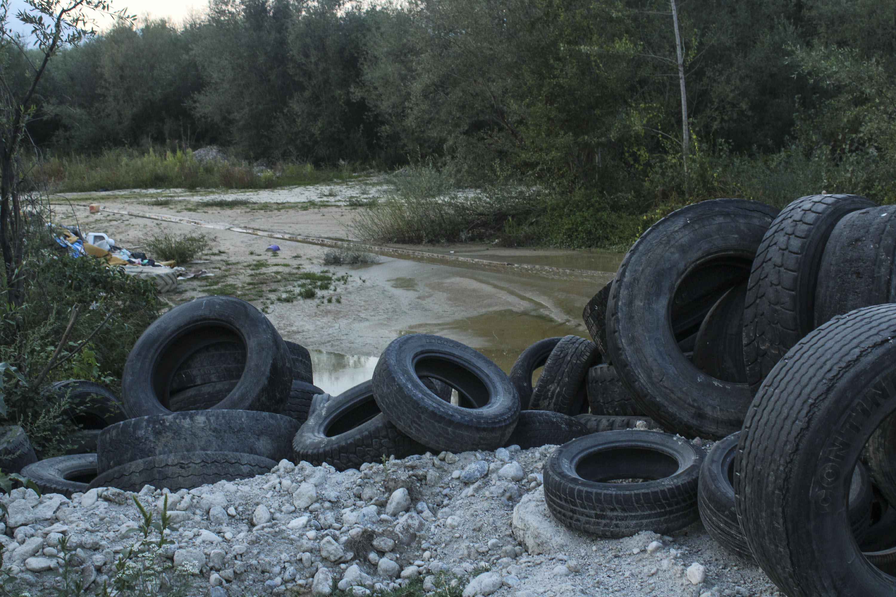 Zagađivanje okoliša automobilskim gumama u blizini Pećke Bistrice.