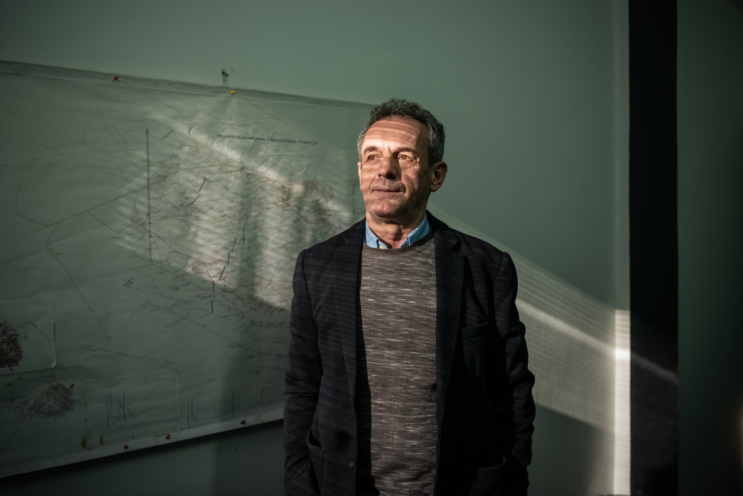 Shyqyri Sadiku, 60 vjeçar, drejtor i një miniere të Trepçës, fotografi e shkrepur në zyrën e tij në Stantërg.