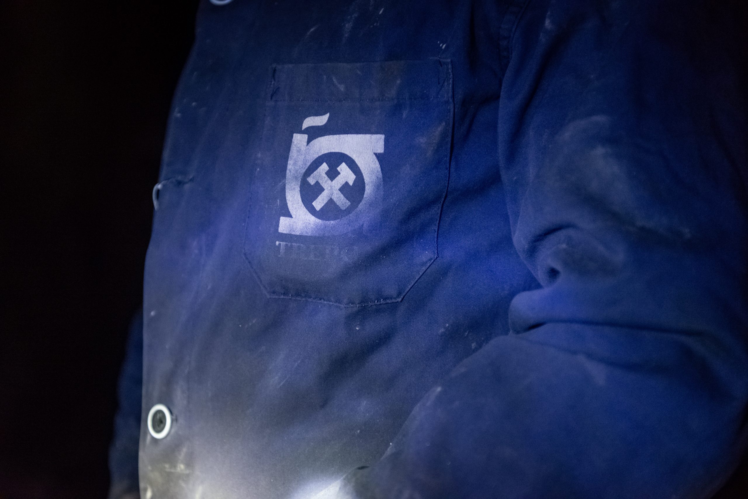 Logoja e Trepçës në uniformën e minatorit në nivelin e dhjetë nëntokësor të hapësirave minerare të Trepçës në Stantërg.