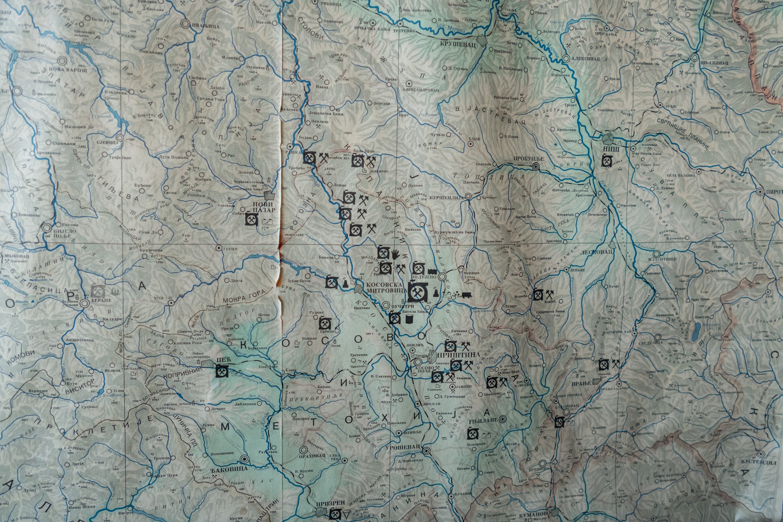 Harta në zyrën e drejtorit të hapësirës minerare në Leposavić.