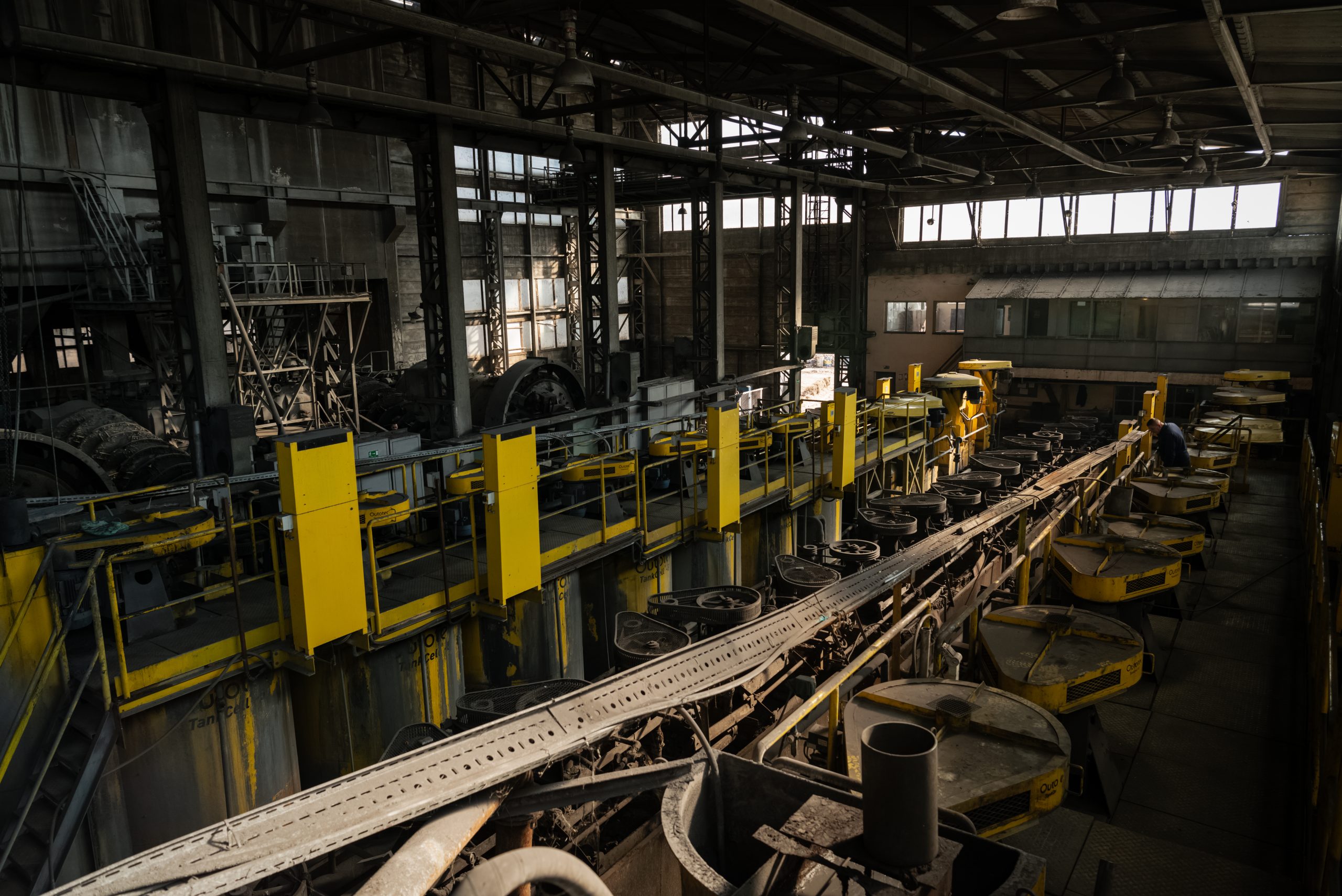 Një punëtor në detyrë në një makineri nxjerrjeje në vendin e përpunimit të xehes në objektin e Trepçës në Leposavić.