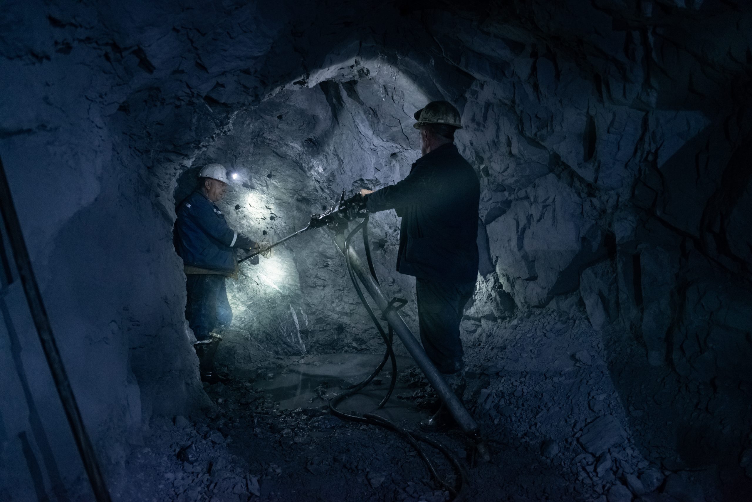 Minatorët në punë në galerinë në minierën e Trepçës në Crnac.