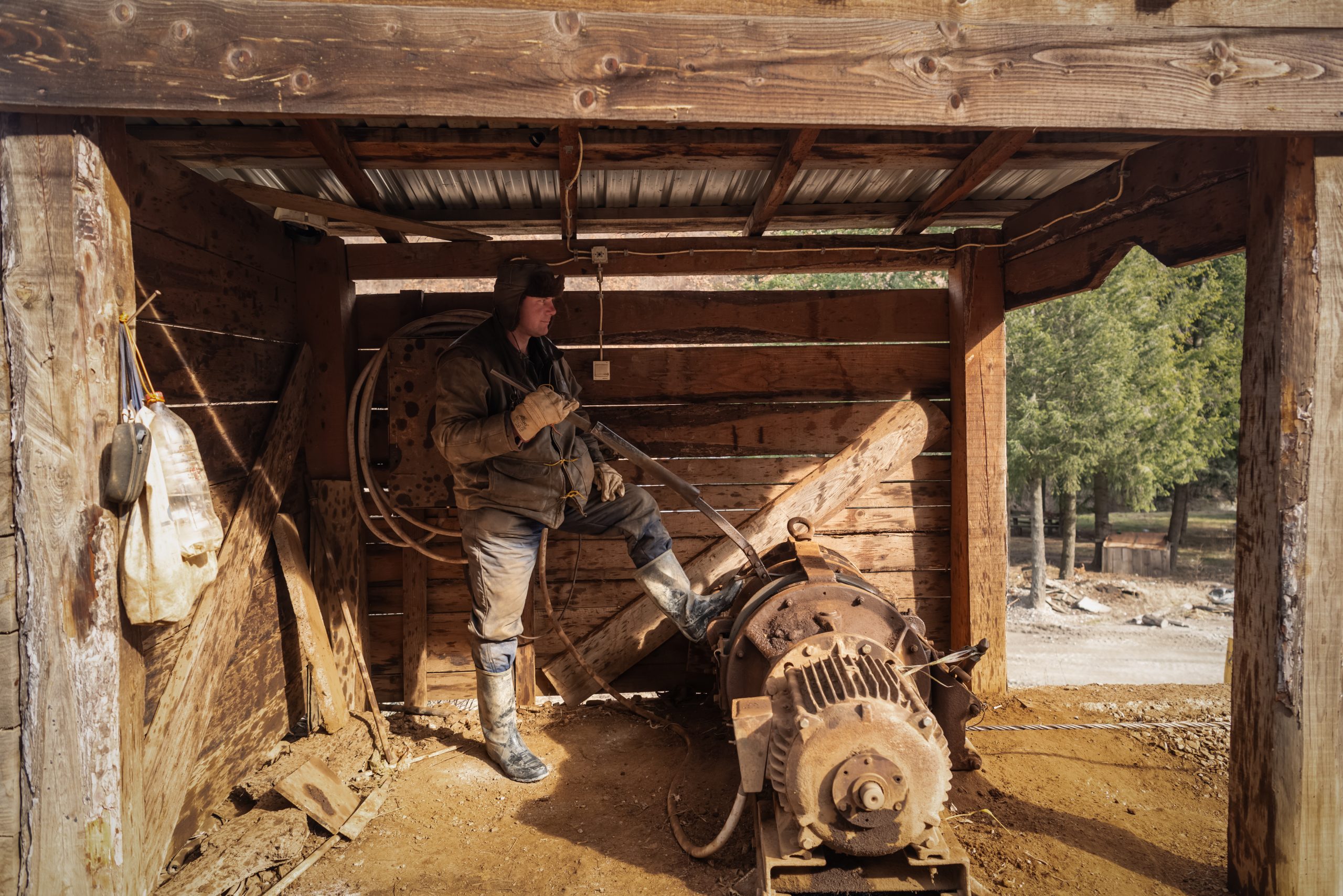 Një vozitës vagoni punon në shkarkimin e xehes së papërpunuar në minierën e Trepçës në Crnac.